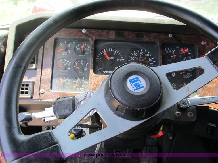 image for item G9498 1995 Volvo WIA semi truck