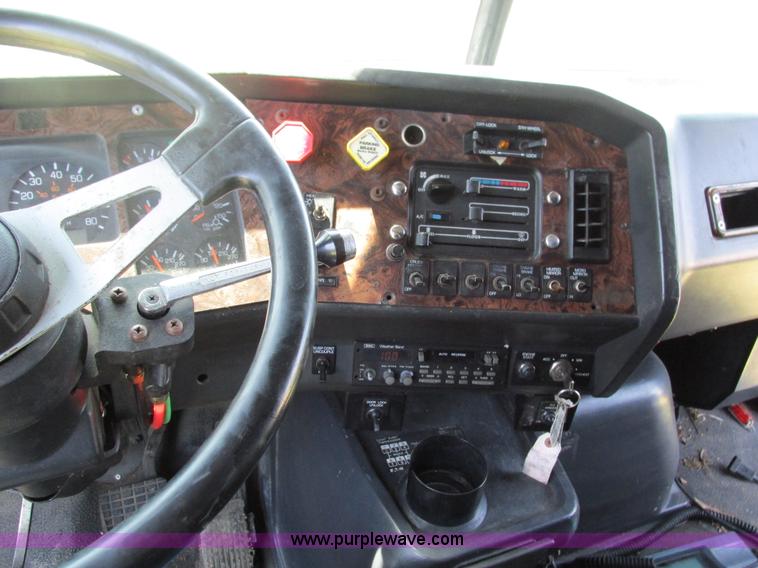 image for item G9498 1995 Volvo WIA semi truck