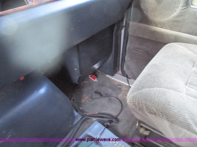 image for item G9498 1995 Volvo WIA semi truck