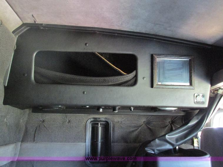 image for item G9498 1995 Volvo WIA semi truck