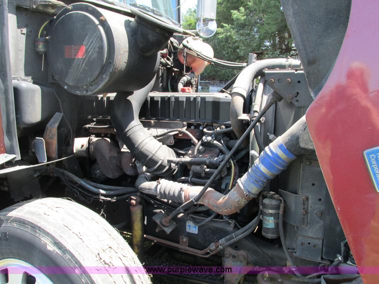 image for item G9498 1995 Volvo WIA semi truck