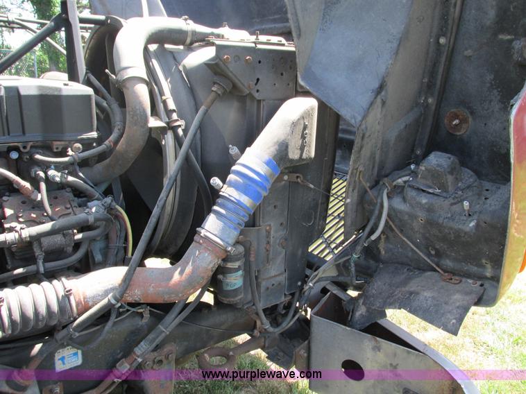 image for item G9498 1995 Volvo WIA semi truck