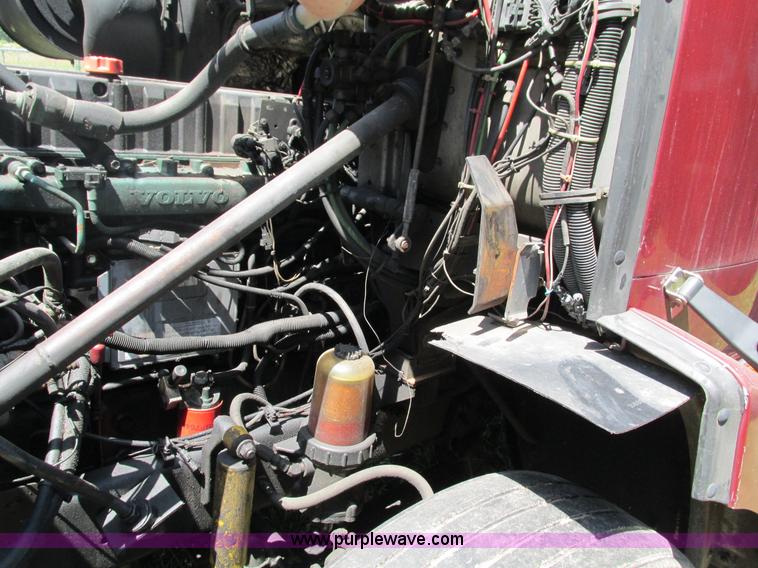 image for item G9498 1995 Volvo WIA semi truck