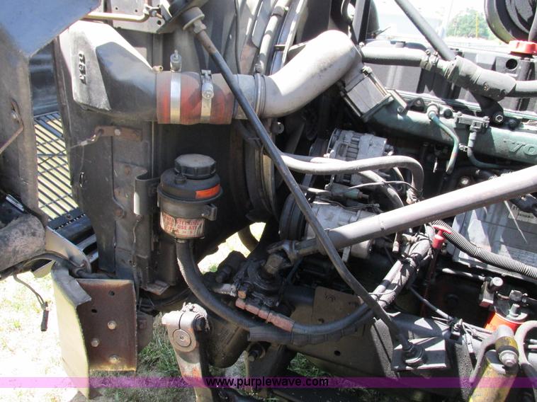 image for item G9498 1995 Volvo WIA semi truck