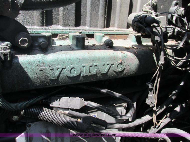 image for item G9498 1995 Volvo WIA semi truck