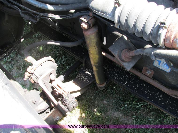 image for item G9498 1995 Volvo WIA semi truck