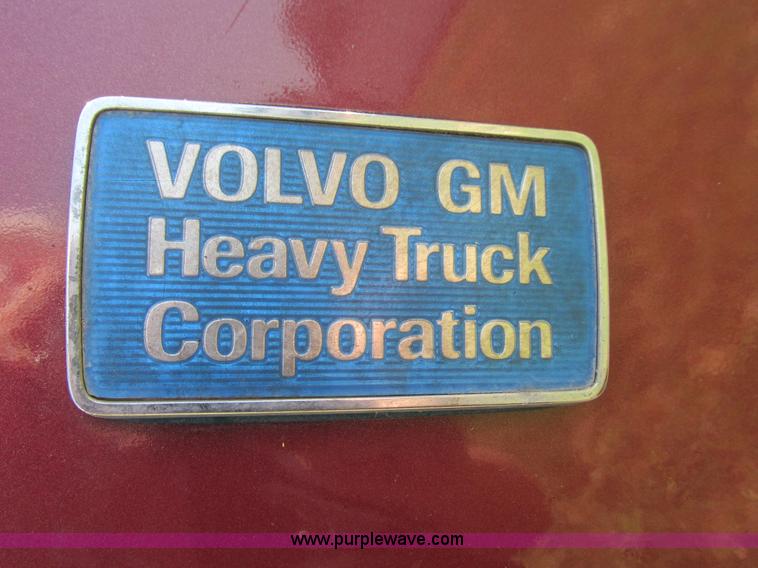 image for item G9498 1995 Volvo WIA semi truck