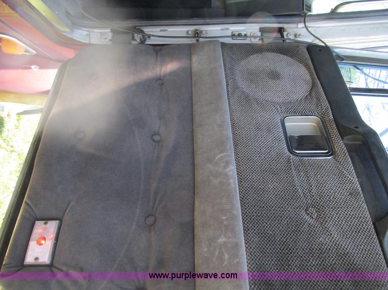 image for item G9498 1995 Volvo WIA semi truck