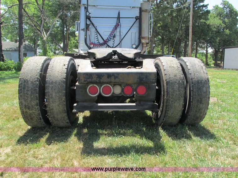 image for item G9498 1995 Volvo WIA semi truck