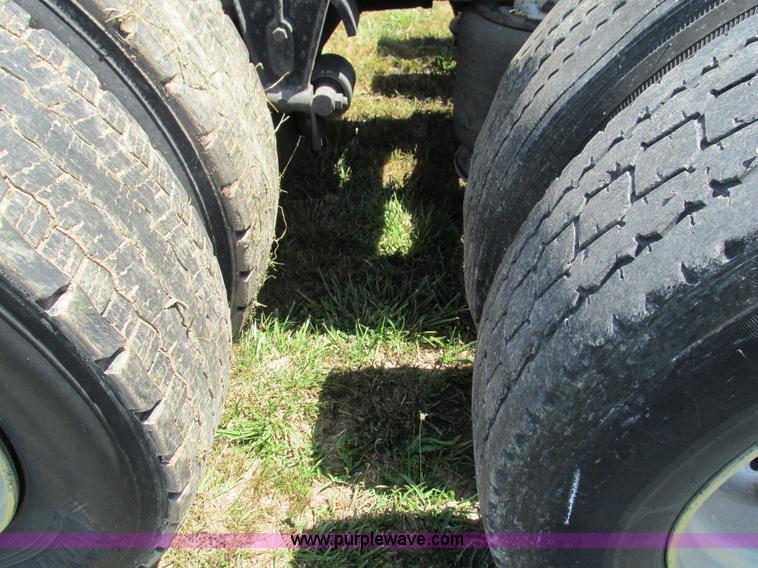 image for item G9498 1995 Volvo WIA semi truck