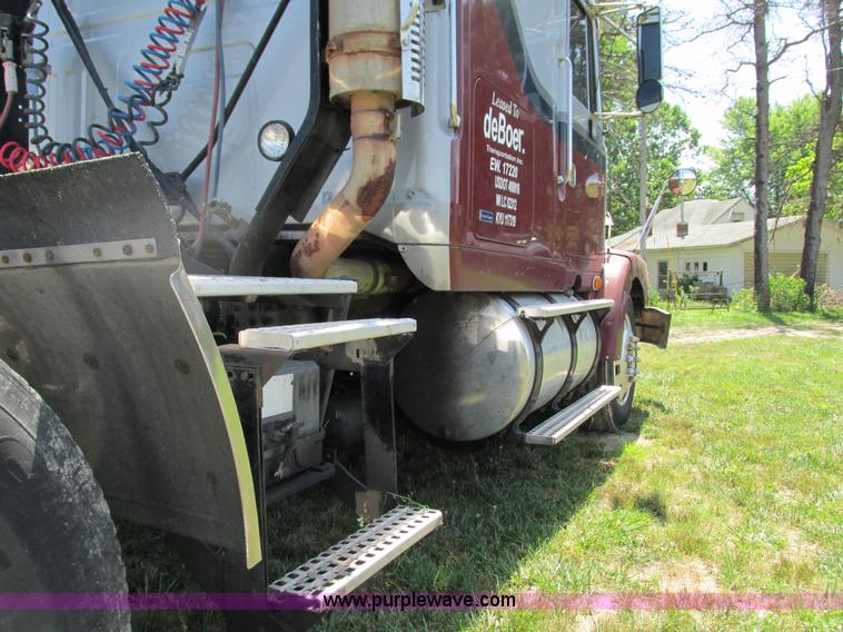 image for item G9498 1995 Volvo WIA semi truck