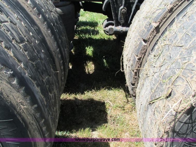 image for item G9498 1995 Volvo WIA semi truck