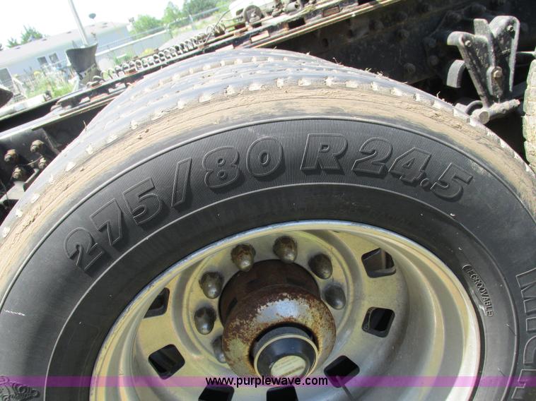 image for item G9498 1995 Volvo WIA semi truck