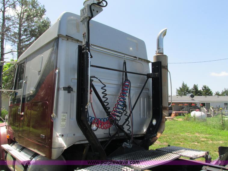 image for item G9498 1995 Volvo WIA semi truck