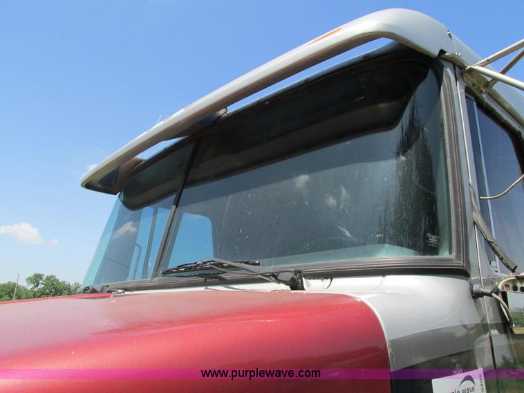 image for item G9498 1995 Volvo WIA semi truck