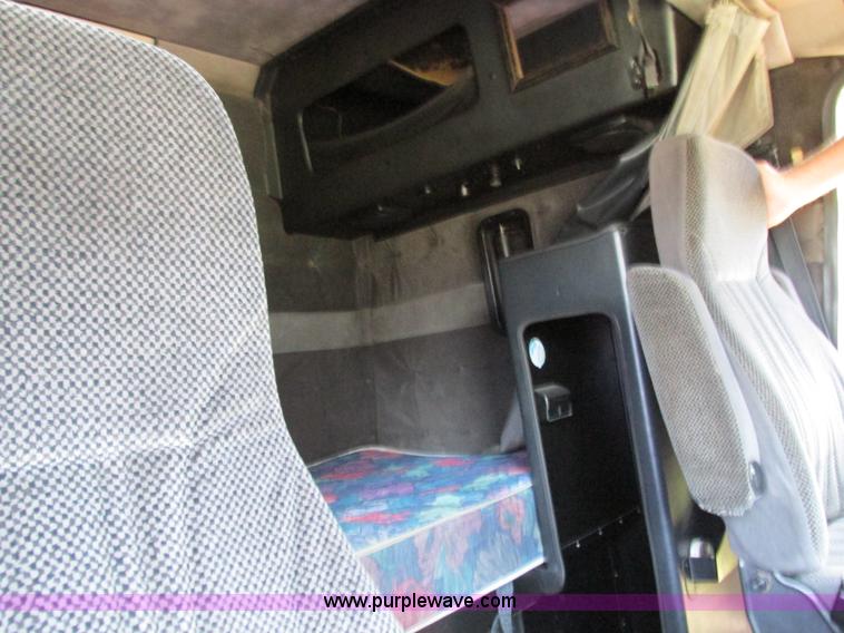 image for item G9498 1995 Volvo WIA semi truck