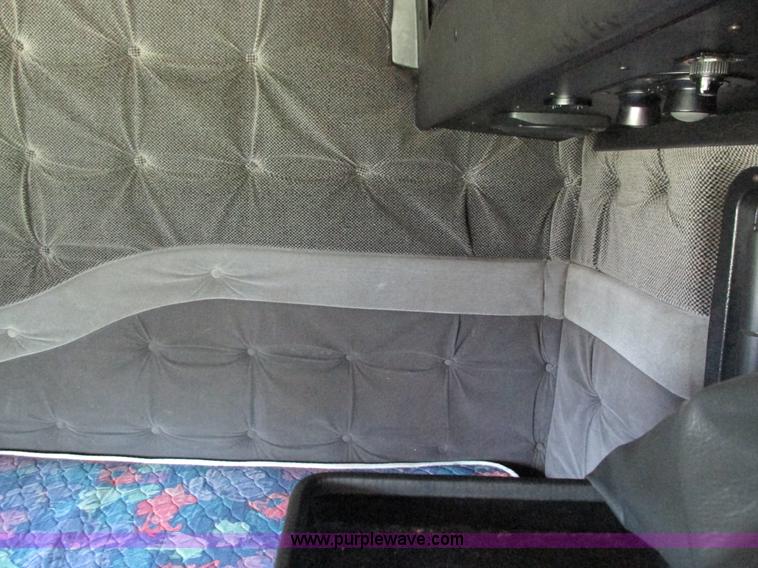 image for item G9498 1995 Volvo WIA semi truck