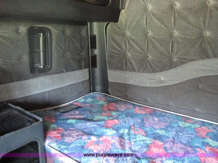 image for item G9498 1995 Volvo WIA semi truck