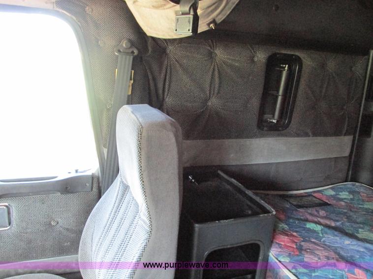 image for item G9498 1995 Volvo WIA semi truck