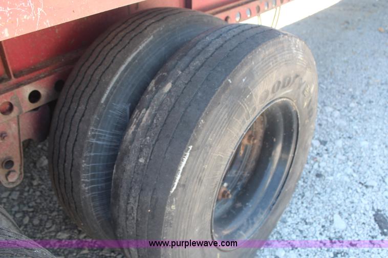 image for item H6712 1980 Dunham flatbed trailer