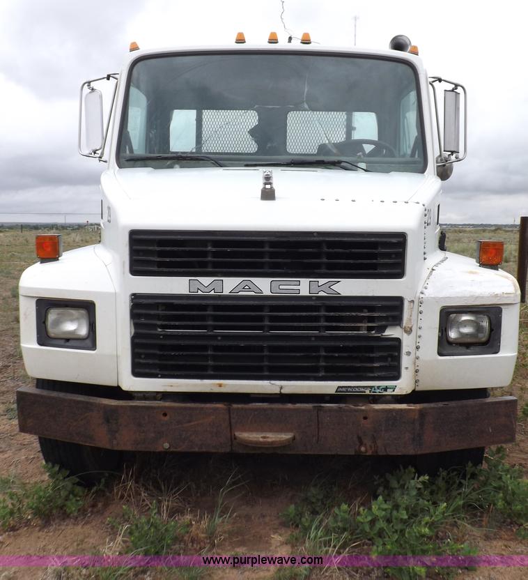 image for item H7169 1998 Mack CS200P semi truck