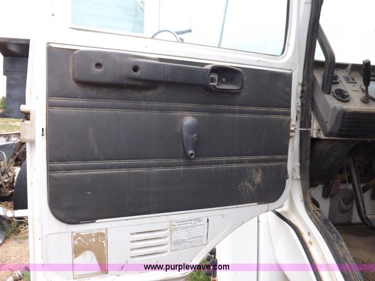 image for item H7169 1998 Mack CS200P semi truck