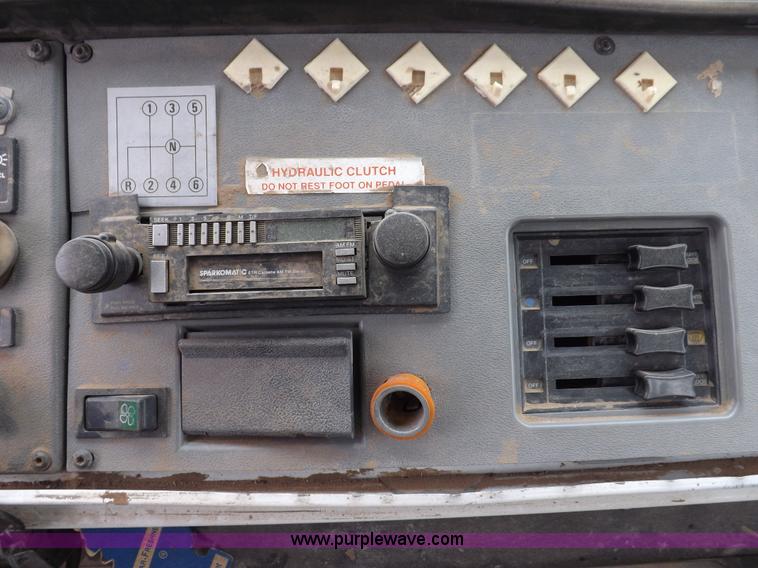 image for item H7169 1998 Mack CS200P semi truck