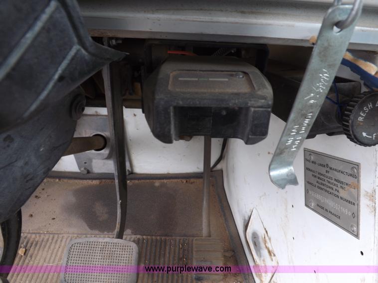 image for item H7169 1998 Mack CS200P semi truck