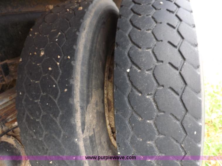 image for item H7169 1998 Mack CS200P semi truck