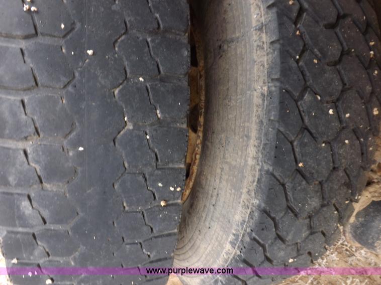 image for item H7169 1998 Mack CS200P semi truck