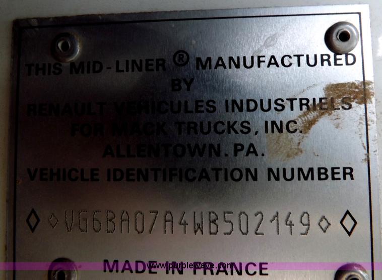 image for item H7169 1998 Mack CS200P semi truck