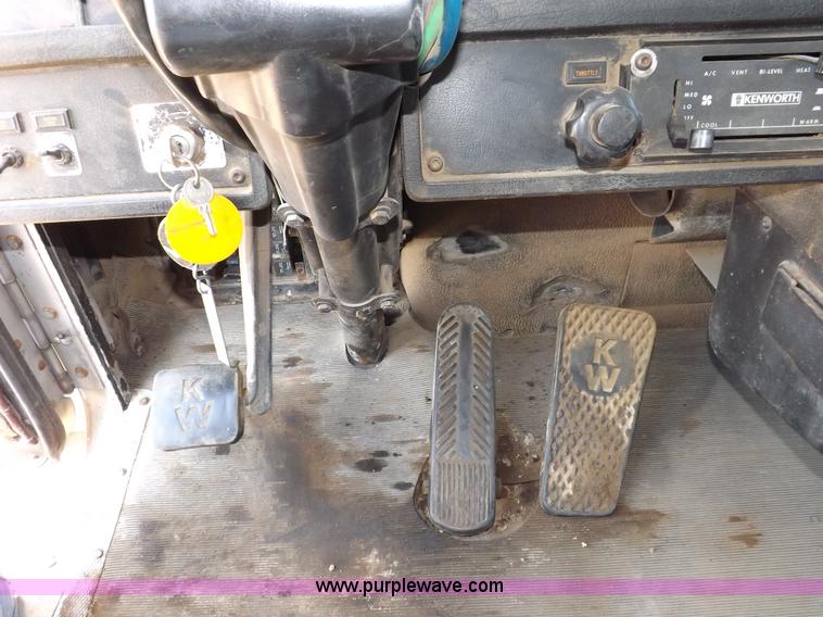 image for item H7173 1994 Kenworth W900 vacuum truck