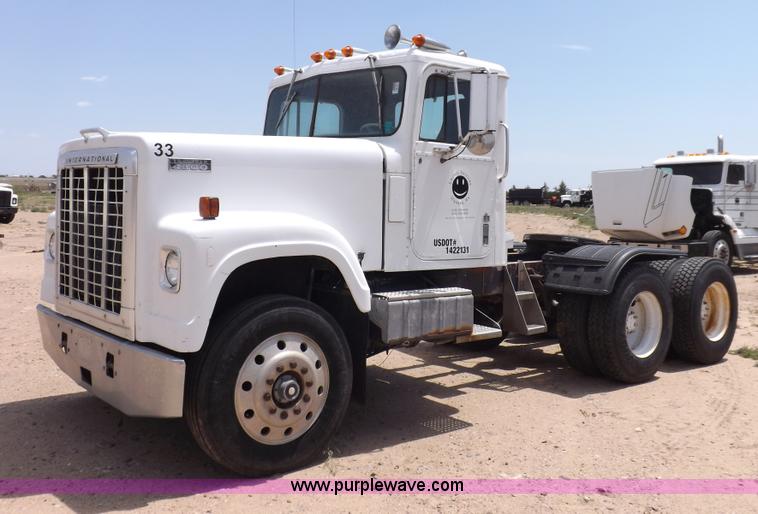 image for item H7175 1982 International 4300 semi truck