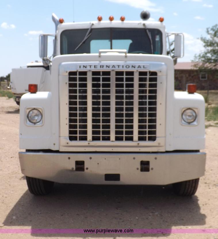 image for item H7175 1982 International 4300 semi truck