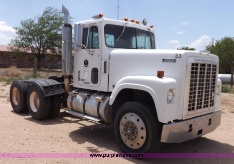 image for item H7175 1982 International 4300 semi truck