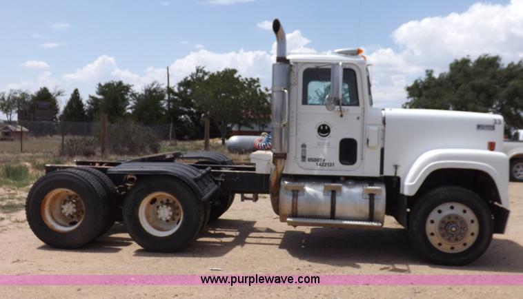 image for item H7175 1982 International 4300 semi truck