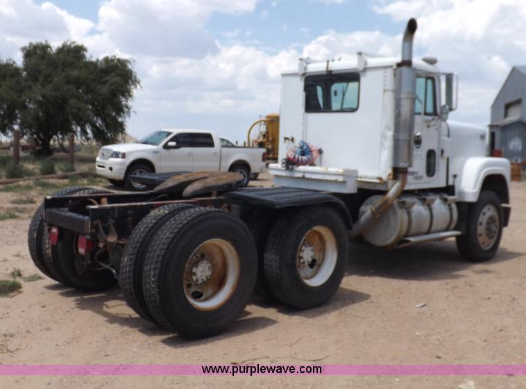 image for item H7175 1982 International 4300 semi truck