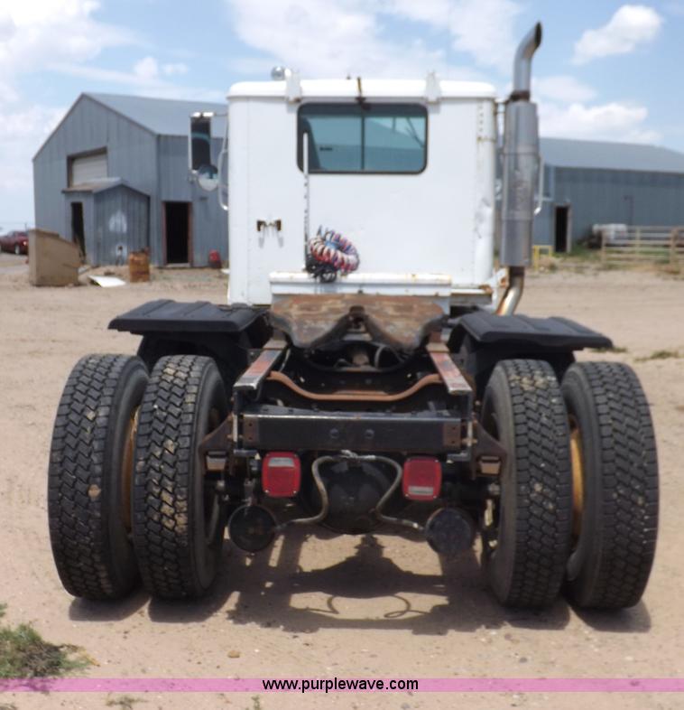 image for item H7175 1982 International 4300 semi truck