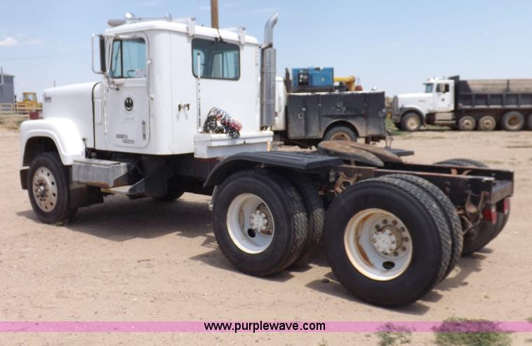 image for item H7175 1982 International 4300 semi truck