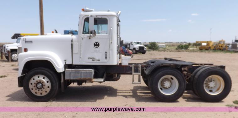 image for item H7175 1982 International 4300 semi truck