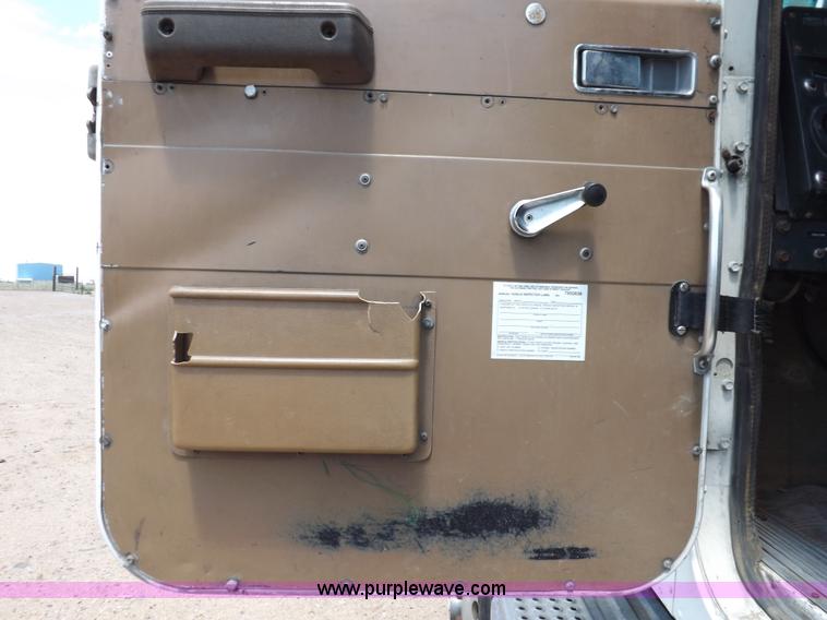 image for item H7175 1982 International 4300 semi truck