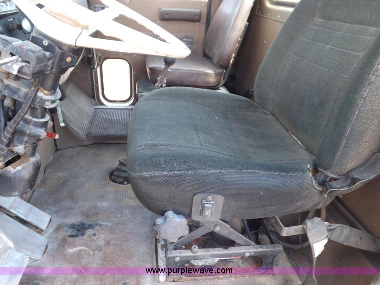 image for item H7175 1982 International 4300 semi truck