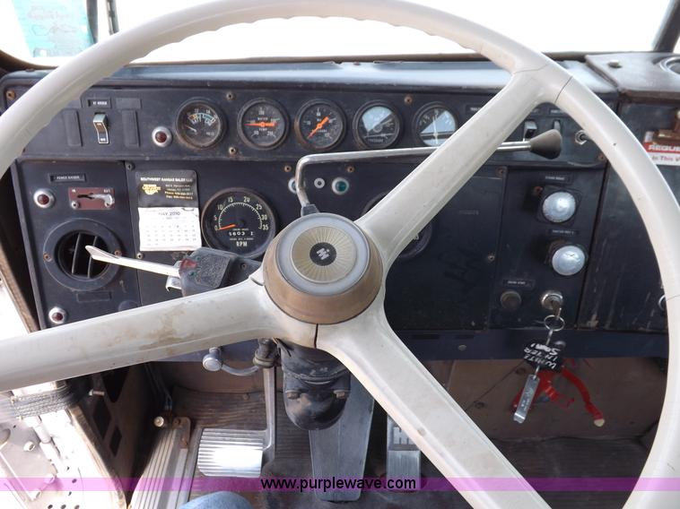 image for item H7175 1982 International 4300 semi truck