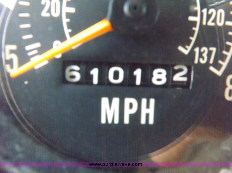 image for item H7175 1982 International 4300 semi truck