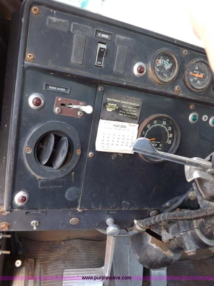 image for item H7175 1982 International 4300 semi truck