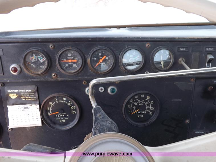 image for item H7175 1982 International 4300 semi truck