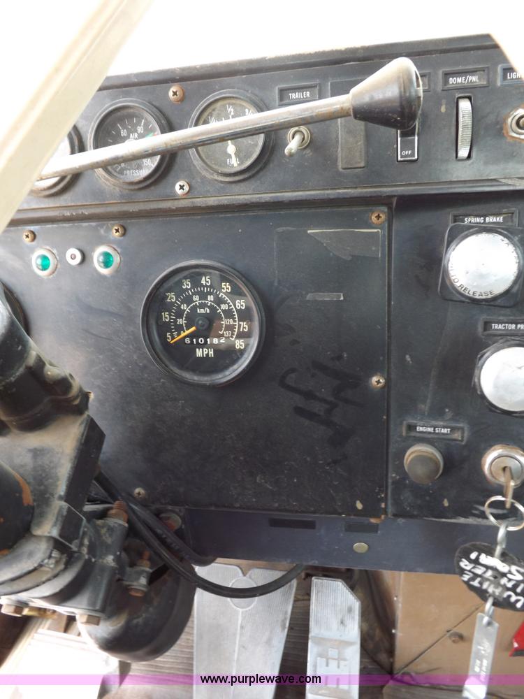 image for item H7175 1982 International 4300 semi truck