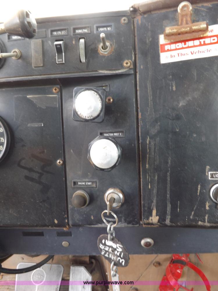 image for item H7175 1982 International 4300 semi truck