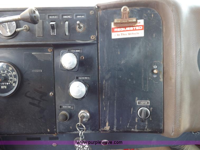 image for item H7175 1982 International 4300 semi truck