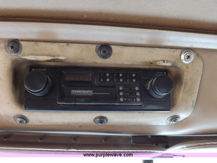 image for item H7175 1982 International 4300 semi truck